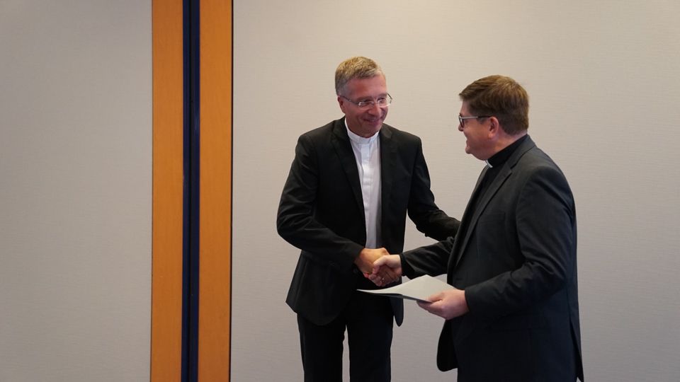 Bischof Dr. Michael Gerber (l.) beglückwünscht Dr. Tonke Dennebaum zur Übernahme des Amtes als Leiter des Kommissariats der Katholischen Bischöfe in Lande Hessen. Foto: Bistum Limburg / Stefan Schnelle